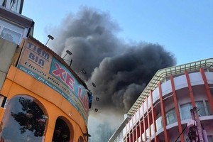 浓烟和火焰笼罩着陈兴道街的餐厅使5人被困。图：明黄