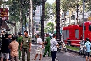 职能力量封锁火灾现场。