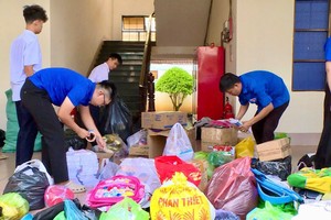 共青团团员及青年正在整理物资驰援灾区。