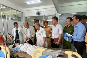 岘港市人委会副主席（左二）探望并慰问事故伤者。