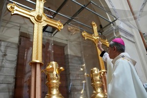 西贡圣母大教堂两尊镀金十字架祝圣礼。