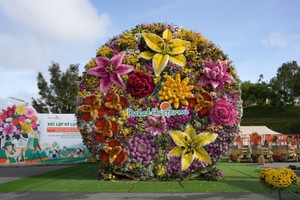 花束长12.5米，花束面直径8米，底部直径2米，总重量估计约10吨。