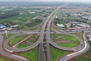 隆城机场T1、T2路线连接道路与51号国道互通枢纽。图：越通社