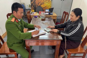 孝江乡公安办理手续，将1亿元归还给错汇款人。图：忠陈