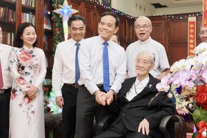 胡志明市市委书记陈留光前往胡志明市总教区牧灵中心慰问并祝贺范明敏枢机。图：黄雄