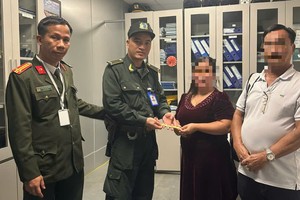 富牌机场航空安宁力量将五钱金手镯归还给女乘客。