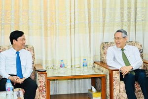 胡志明市市委副书记、市人民议会主席武文明亲切慰问蔡福长牧师健康状况。图：越勇