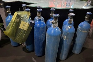 装有“笑气”（一氧化二氮，N₂O）的气瓶。图：越通社