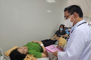 一名出现食物中毒症状的患者正在医院接受治疗。