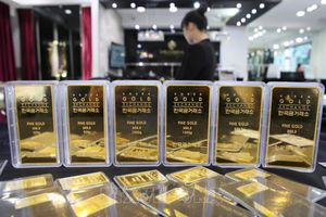 韩国首尔黄金交易所内的金片。图：韩联社