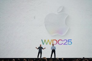 苹果公司首席执行官库克（左）在美国加利福尼亚州丘珀蒂诺市苹果公司总部参加全球开发者大会主题演讲活动。