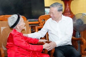 党中央总书记苏林向越南英雄母亲赠送礼物。图：越通社