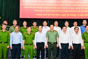 胡志明市市委书记陈留光与出席代表合影。图：越勇