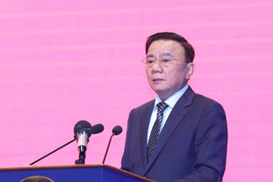 党中央政治局委员、党中央书记处常务书记陈锦秀出席会议并发表指导讲话。图：越通社