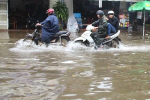 Phố núi thành “sông” sau trận mưa lớn