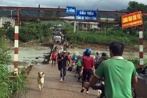 Vụ tai nạn khiến giao thông qua cầu bị gián đoạn