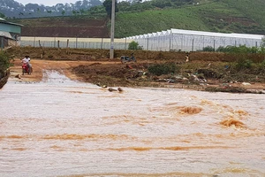 Một người bị lũ cuốn mất tích khi cố di chuyển qua đập tràn