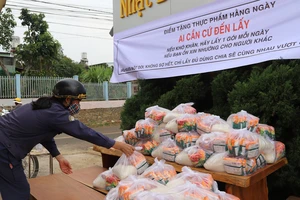 Lan toả tấm lòng thơm thảo, hàng trăm phần quà hỗ trợ người dân gặp khó khăn trong mùa dịch