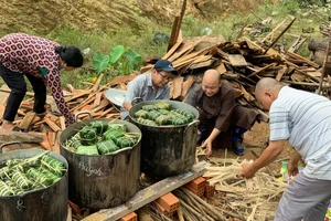 Lâm Đồng: Tất bật gói hơn 6.000 bánh chưng, bánh tét hỗ trợ miền Trung