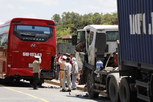 Xe container va chạm xe khách khiến Quốc lộ 20 ùn tắc kéo dài