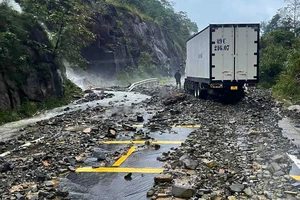 Đèo Khánh Lê nối Đà Lạt – Nha Trang tiếp tục bị sạt lở, nhiều xe buộc quay đầu