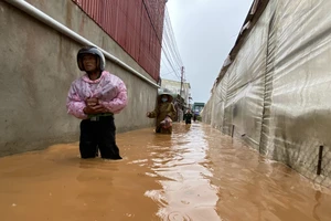 Nhiều nhà dân ở Đà Lạt bị ngập sau trận mưa lớn