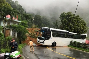 Sạt lở đèo Bảo Lộc vùi lấp người trong trạm CSGT, phân luồng phương tiện đi hướng khác