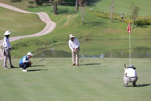 Các vận động viên thi đấu trên sân golf Đồi Cù, đây được coi là nơi du nhập bộ môn golf vào Việt Nam từ những năm 1920