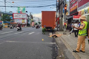 Dừng chờ đèn đỏ, người đàn ông bị xe tải từ phía sau cán qua người tử vong