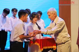 Gần 3 tỷ đồng học bổng Vallet trao đến học sinh, sinh viên vượt khó
