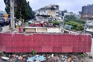 Tháo dỡ dãy ki ốt để chỉnh trang tại khu Hòa Bình (Đà Lạt)