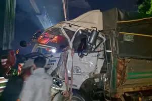 Xe container tông trực diện xe tải trên đèo Bảo Lộc