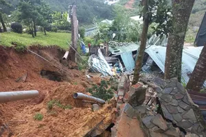 Bờ taluy đổ sập làm hư hỏng căn nhà phía dưới