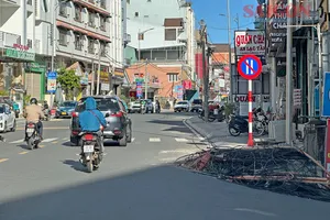 Lâm Đồng: Dãy cột điện bị “bỏ quên” đang được di dời