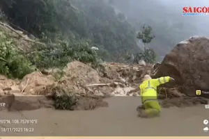 Tiếp cận được 11 người dân, du khách bị cô lập tại đèo Khánh Lê