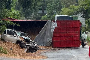 Lâm Đồng: Ô tô bẹp dúm sau va chạm với xe container