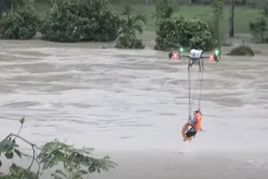 Dùng máy bay không người lái cứu người đàn ông bị lũ cô lập giữa sông