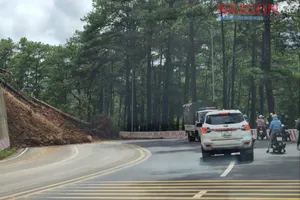Đèo Prenn sạt lở nghiêm trọng, cấm toàn bộ phương tiện lưu thông