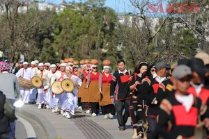 Sôi động màn trình diễn cồng chiêng giữa trung tâm Đà Lạt