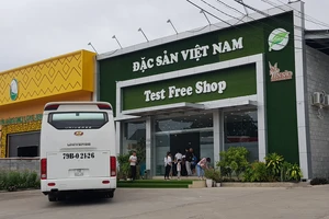 Các showroom đón khách Trung Quốc tại Nha Trang “thách đố” chính quyền