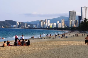 Người dân Nha Trang và du khách vẫn “vô tư” tụ tập tắm biển 