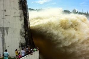 Bộ trưởng Nguyễn Xuân Cường đề nghị cấm “chụp ảnh tự sướng” khi xả lũ ​