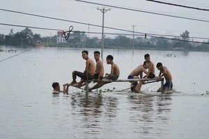 Nhiều nơi ở ngay ngoại thành Hà Nội vẫn đang ngập lụt kéo dài hơn 10 ngày nay do nước rút quá chậm vì mưa liên miên