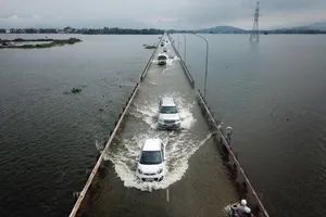 Hà Nội xuất hiện “con đường trên biển nước”