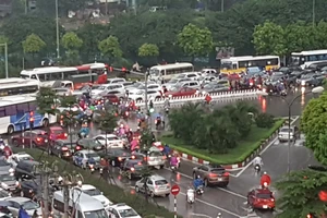 Hà Nội ngập và tắc đường vì... không khí lạnh về đột ngột