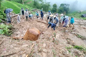 Nhiều trẻ bị vùi trong mưa lũ, 5 người thiệt mạng