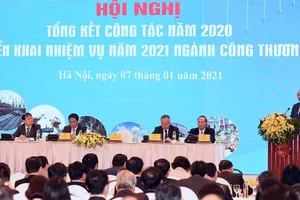 Thủ tướng Nguyễn Xuân Phúc đánh giá cao những kỳ tích về xuất khẩu hàng hóa trong năm 2020. Ảnh: VIẾT CHUNG