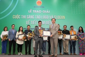 Trao giải nhất cho tác giả thiết kế logo tiết kiệm điện