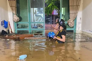 Mưa lớn, nước ngập lưng nhà, nhiều người dân ở Lào Cai không có chỗ ngủ