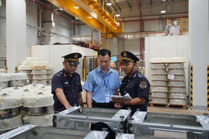 Lần đầu tiên xuất nhập khẩu của Việt Nam đạt mốc gần 700 tỷ USD